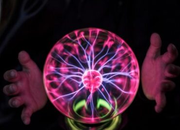 little-fortune-teller-with-plasma-ball_53876-41169